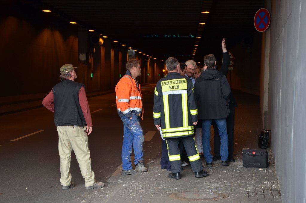 Einsatz BF Koeln Tunnel unter Lanxess Arena gesperrt P9807.JPG - Miklos Laubert